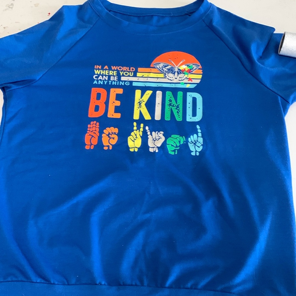 Sweatshirt Size M Be Kind saying also in Sign Language